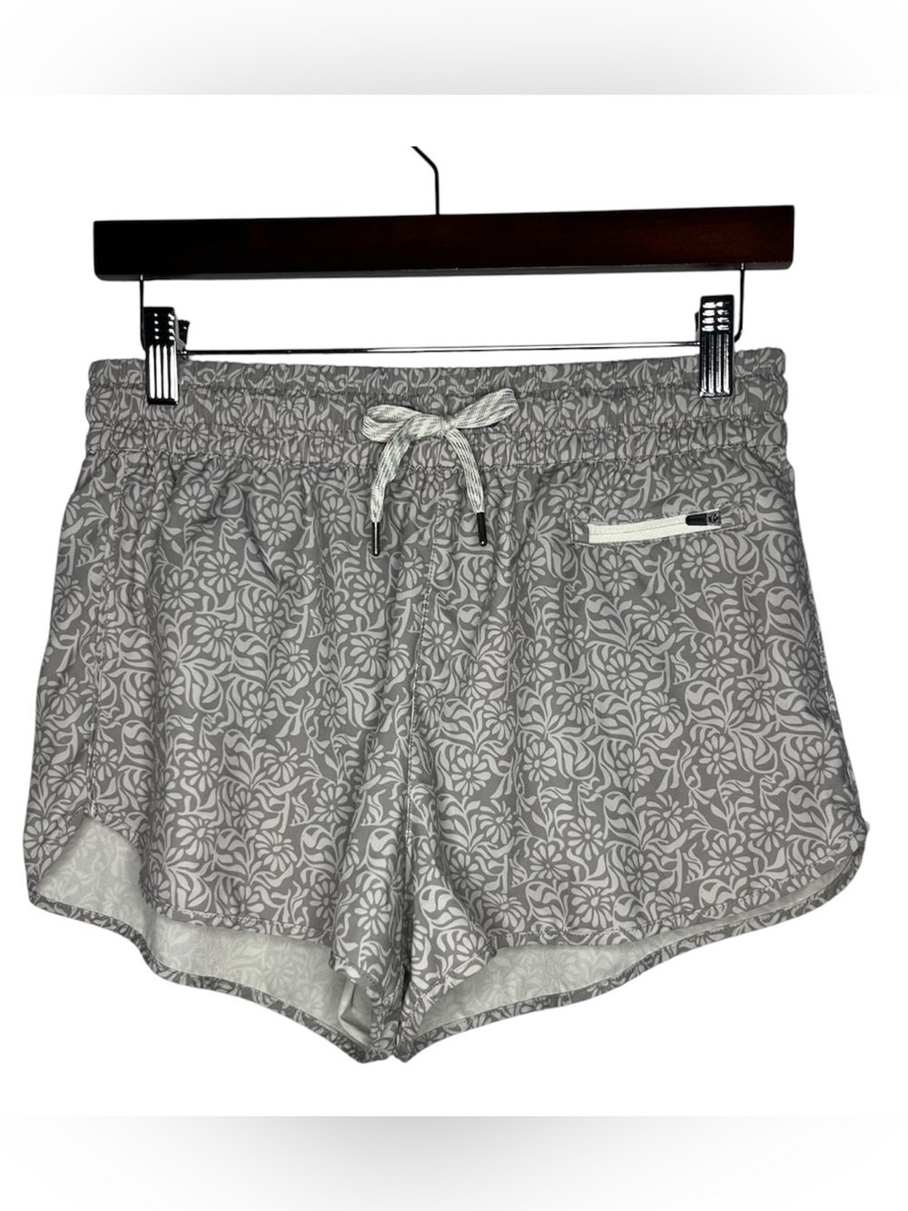 Vuori Grey Pale Wheat Samba Clementine Running Shorts 2.0 Size Medium - Picture 2 of 8
